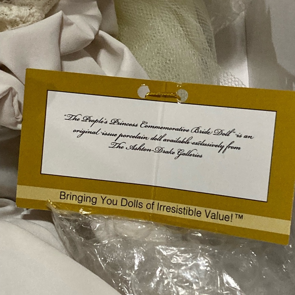 The People’s Princess porcelain doll from the Ashton-Drake Galleries - Picture 6 of 15